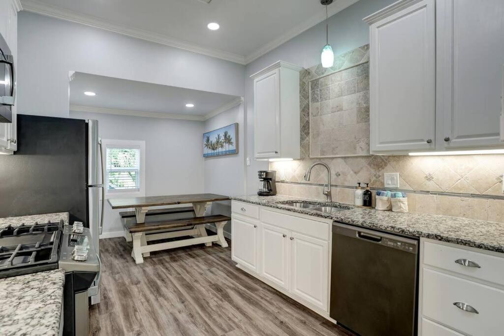Renovated Beach Bungalow! Galveston Eksteriør billede