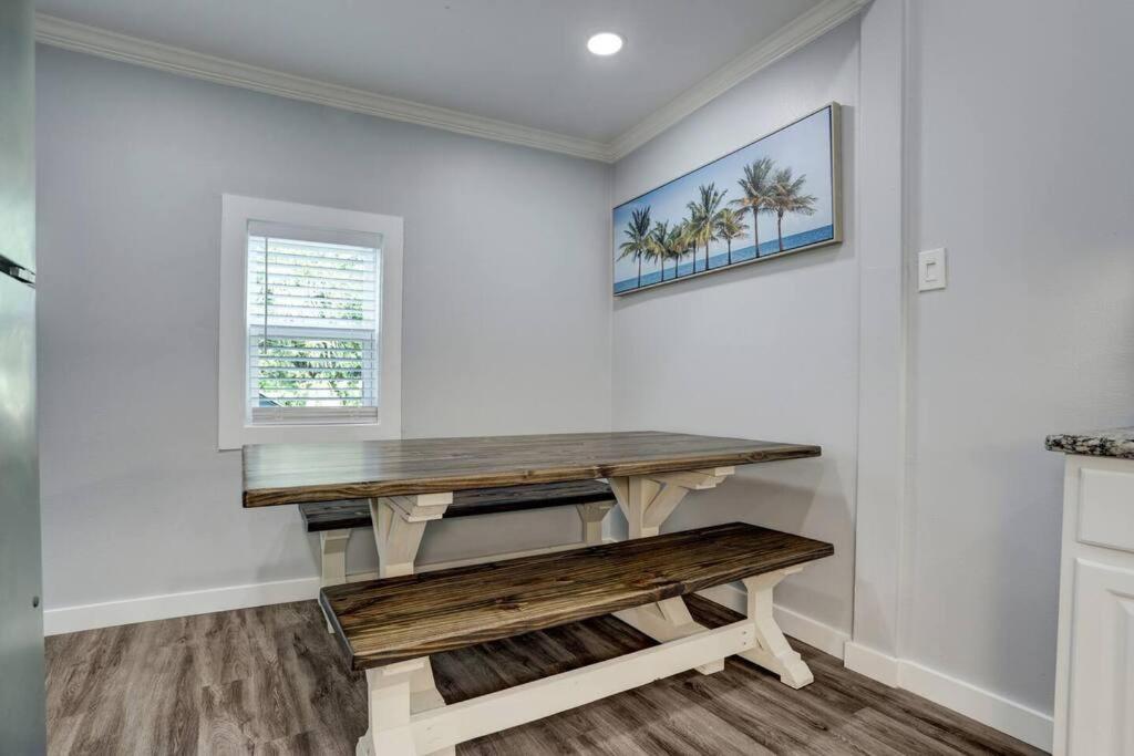 Renovated Beach Bungalow! Galveston Eksteriør billede